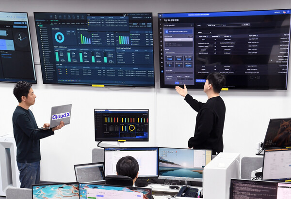 ▲송파구에 위치한 Cloud X 통합기술지원센터에서 SK브로드밴드 직원들이 모니터링 중이다.ⓒSK브로드밴드