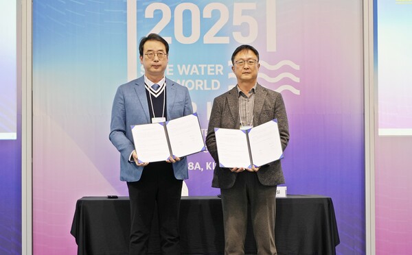 ▲'WATER KOREA'에서 강희웅 녹색·인프라사업담당 상무(오른쪽)와 김주환 신우산업 대표가 캄보디아 '타크마우 하수처리시설 프로젝트'에 사용될 PVC 이중벽관의 공급계약을 체결하고 기념촬영을 하고 있다. ⓒ금호건설