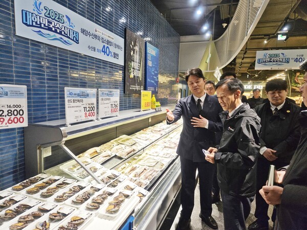 ▲송명달 해양수산부 차관과 황성윤 이랜드 유통 부문 총괄 대표가 19일 킴스클럽 NC대전유성점에서 수산물 물가 및 할인 행사 진행 상황을 살펴보고 있다. ⓒ이랜드