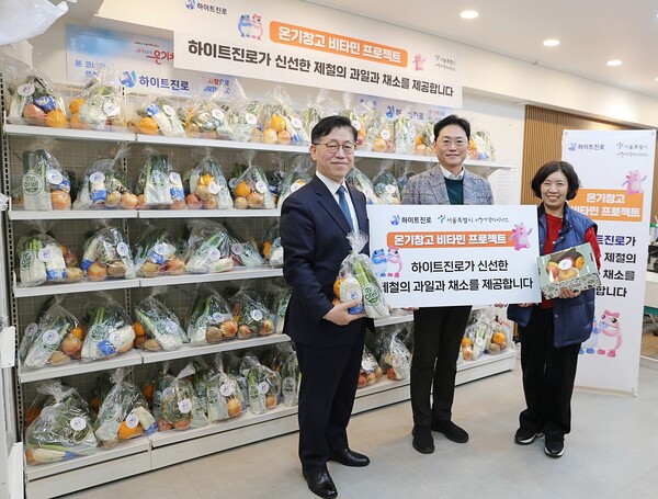 ▲지난 19일 서울시 (사진 왼쪽부터) 정충현 복지기획관, 정세영 하이트진로 상무, 유호연 서울역쪽방상담소 소장 등 관계자가 참석한 가운데 서울역 쪽방촌 온기창고에서 제철 과일, 채소 등 후원품 전달식을 가졌다. ⓒ하이트진로