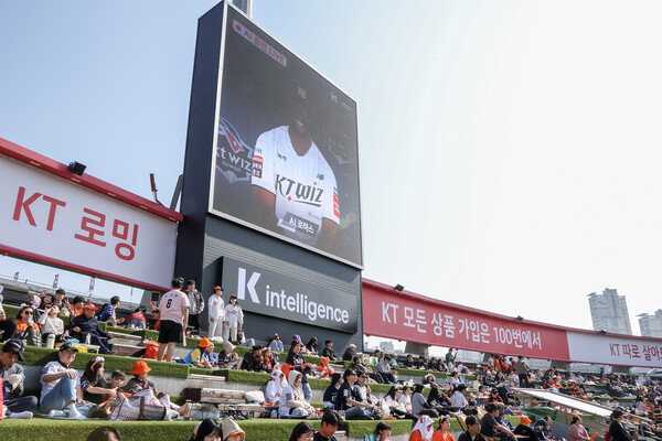 ▲KT가 K intelligence 출시를 기념해 22일 2025 KBO리그 정규시즌 개막전이 개최된 수원 KT위즈파크 AI 스타디움에서 다채로운 AI 기술을 선보이고 있다. ⓒKT