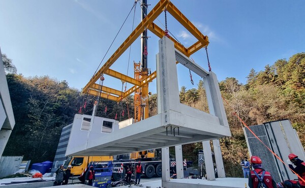▲용인 기술연구원 내에 시공된 PC 라멘조 모듈러 목업 시공 모습. ⓒ현대건설