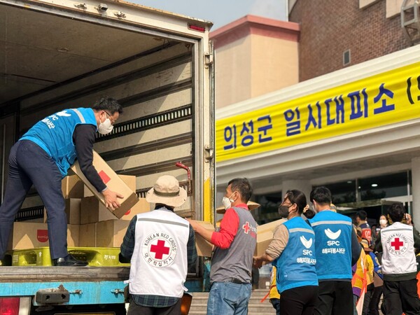 ▲24일 SPC그룹 직원들이 의성군 일시대피소를 찾아 대한적십자사와 함께 구호물품을 전달하고 있다. ⓒ대한적십자사