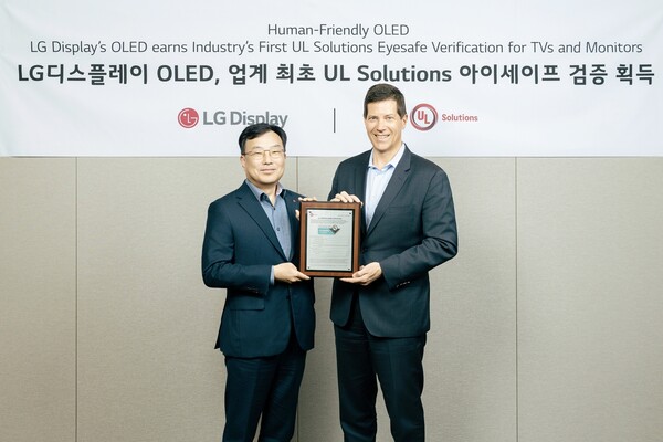 ▲윤수영 LG디스플레이  최고기술책임자(CTO)와 토드 데니슨UL 솔루션즈 글로벌 총괄 수석 부사장(Todd Denison, Senior vice president of Global Regions)이 '아이세이프3.0 검증' 획득 기념촬영을 하고 있다. ⓒLG디스플레이