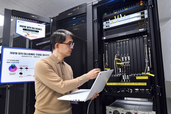 ▲SK브로드밴드 구성원이 판교에 위치한 양자 테스트베드에서 PQC가 적용된 암호전송장비를 소개하고 있다.ⓒSK브로드밴드