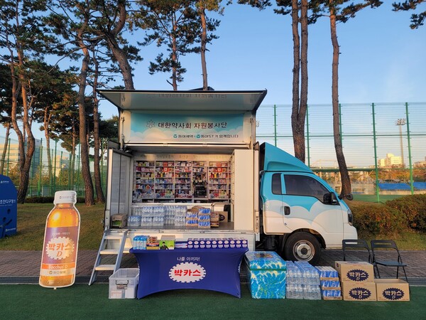 ▲산불 피해지역에 의약품과 박카스를 전달하는 봉사약국 트럭. ⓒ동아제약