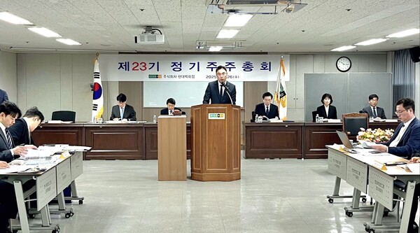 ▲정지영 현대백화점 대표는 26일 서울 강동구 우진빌딩에서 열린 제23기 정기주주총회에서 "올해 더현대 주요 점포 공간 리뉴얼에 약 1,900억원을 투자할 것"이라고 밝혔다. ⓒ현대백화점