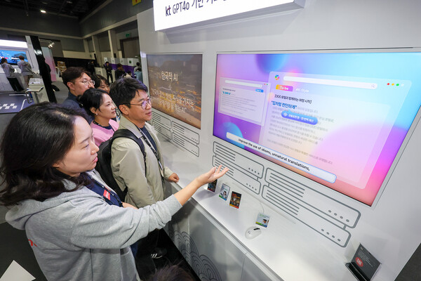 ▲KT 직원이 AI 투어에서 한국적 AI의 개념을 담은 GPT4o기반 커스텀 모델을 소개하고 있다.ⓒKT