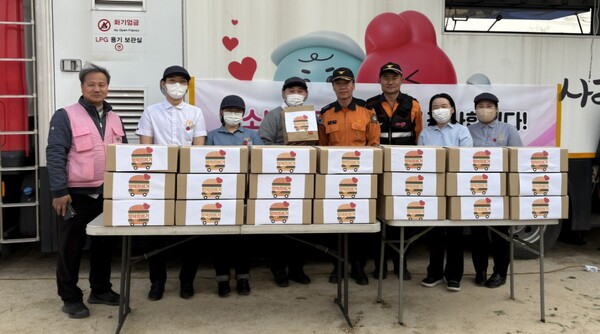 ▲한국맥도날드는 산불 피해 현장인 울산 울주군, 경북 의성군, 경남 산청군에 ‘행복의 버거’ 총 1,460인분을 전달했다. ⓒ맥도날드