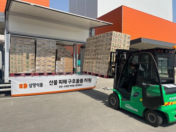 ▲26일 삼양식품 밀양공장에서 경상권 산불 피해 주민 등에게 보낼 물품을 지게차로 싣고 있다. ⓒ삼양식품