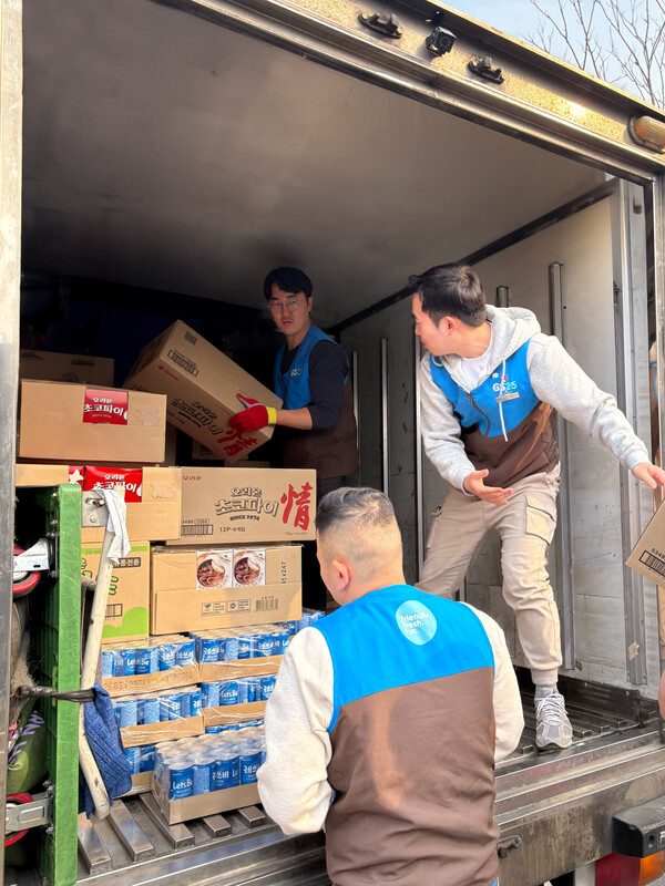 ▲GS리테일 직원들이 산청지역에 구호물품을 전달하고 있다. ⓒGS리테일