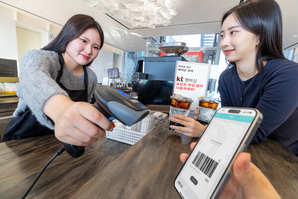 ▲모델들이 서울시 종로구에 위치한 카페에서 KT 멤버십 할인과 달.달.혜택을 이용하는 모습ⓒKT