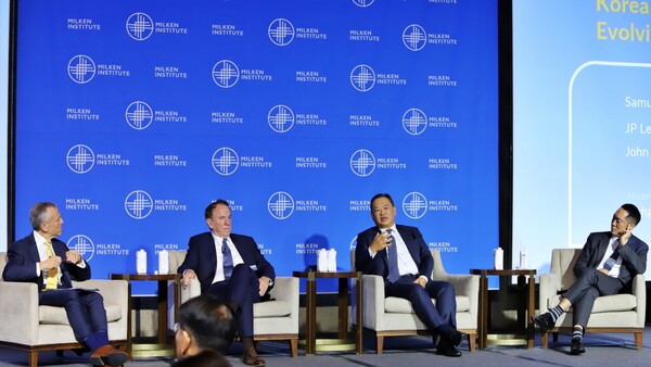 ▲(사진 왼쪽부터) '밀컨 연구소 코리아 디너' 사회를 맡은 리차드 디티지오(Richard Ditizio) 밀컨 연구소(Milken Institute) 최고경영자와 연사로 참여한 존 퀸 (John B. Quinn) 퀸 엠마뉴엘 어쿼트 앤 설리번(Quinn Emanuel Urquhart & Sullivan) 회장, 김상현 롯데 유통군 총괄대표 부회장, 이준표 SBVA 최고경영자. ⓒ롯데유통군