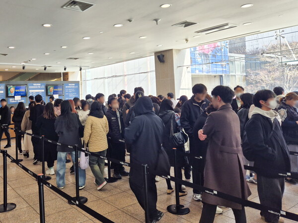 ▲서울 예술의전당 ‘불멸의 화가 반 고흐전’ 을 찾은 관람객. ⓒHMG그룹