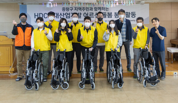 ▲지난 28일 서울시립중랑노인전문요양원에 봉사활동에 함께한 HDC현대산업개발 직원 및 지역주민들이 기념 촬영하는 모습. ⓒHDC현대산업개발