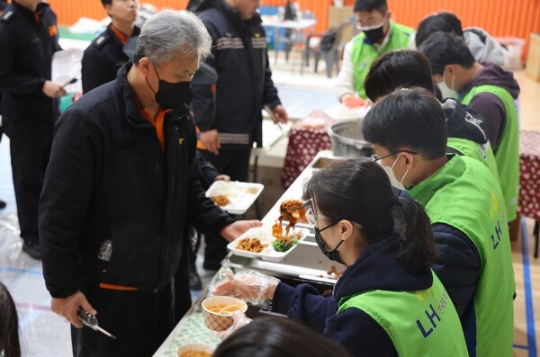 ▲한국토지주택공사(LH)는 최근 발생한 대형 산불 피해 지원을 위해 기부금 10억원과 응급구호키트 420세트 등을 기부했다고 밝혔다.  ⓒ LH