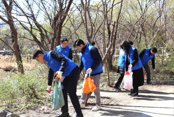 ▲신한투자증권은 28일 여의도 샛강생태공원에서 기후 실천 플로깅 ESG 사회공헌 활동을 진행했다고 31일 밝혔다. ⓒ 신한투자증권