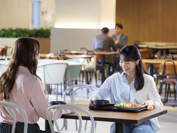 ▲CJ프레시웨이 단체급식장 '그린테리아'에서 식사하는 고객. ⓒCJ프레시웨이