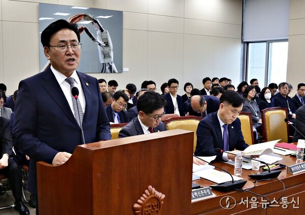 ▲유상임 과학기술정보통신부 장관이 지난 11월 11일 오전 서울 여의도 국회에서 열린 과학기술정보방송통신위원회 전체회의에서 인사말을 하고 있다.ⓒ서울뉴스통신