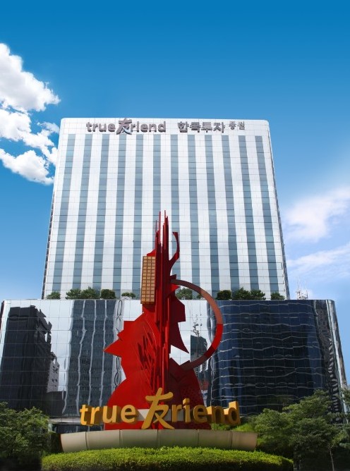 ▲1일 오전 서울 여의도 한국투자증권 건물에서 40대 직원이 추락해 심정지 상태로 인근 병원으로 이송됐다. ⓒ 한국투자증권