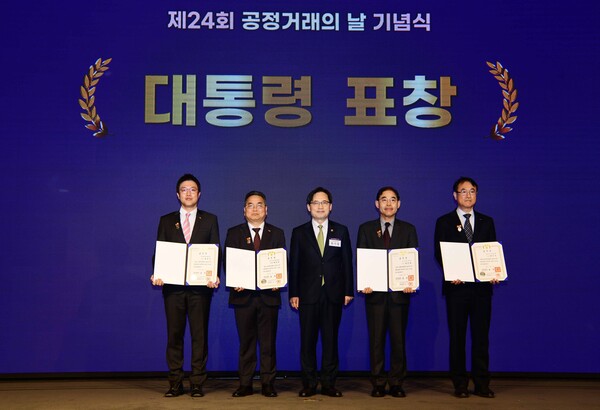 ▲정재훈 SK에코플랜트 부사장(사진 왼쪽 첫 번째)을 비롯한 대통령 표창 수상자들이 한기정 공정거래위원장(왼쪽 세 번째)과 기념 촬영하는 모습. ⓒSK에코플랜트