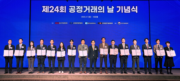 ▲롯데건설 준법경영부문장 조도휘 상무(사진 왼쪽 첫 번째)를 비롯한 수상자들이 한기정 공정거래 위원장(왼쪽 아홉 번째)과 기념 촬영하는 모습. ⓒ롯데건설