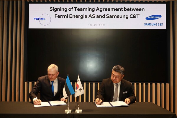 ▲에스토니아 SMR 사업 업무협약 체결식에서 페르미 에네르기아 칼레브 칼레멧 CEO(왼쪽)과 삼성물산 건설부문 김정은 원전영업팀장(상무). ⓒ삼성물산