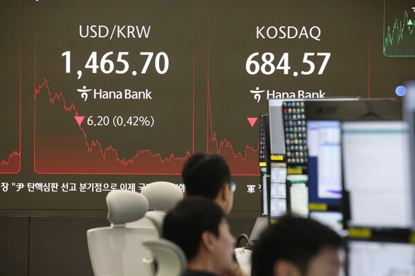 ▲2일 오후 서울 중구 하나은행 딜링룸 전광판 ⓒ서울뉴스통신