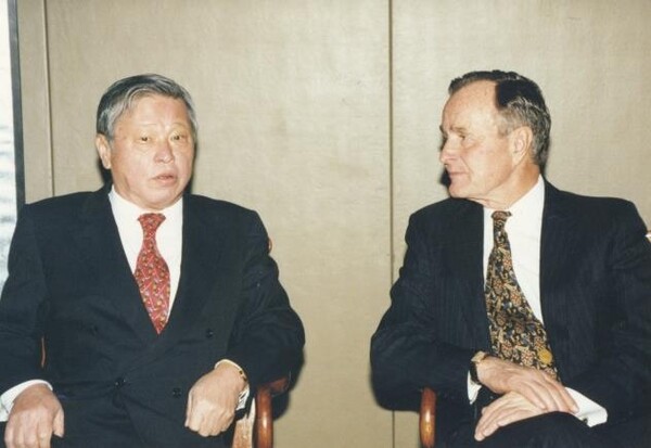 ▲1996년 1월 최종현 SK 선대회장(왼쪽)이 서울 한남동 그랜드하얏트 호텔에서 조지 H. W. 부시 전(前) 미국대통령과 만나 환담을 나누고 있다. ⓒSK