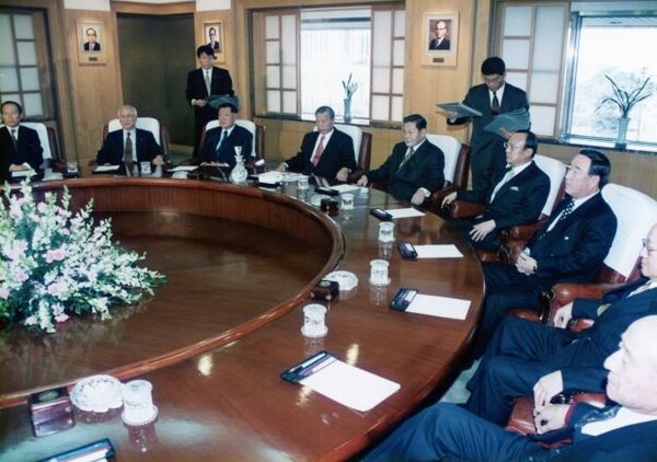 ▲1998년 1월 전경련 회장단 회의에서 최종현 SK 선대회장(좌석 왼쪽 네번째)이 발표를 경청하고 있다. 그는 그해 8월 별세했다. ⓒSK