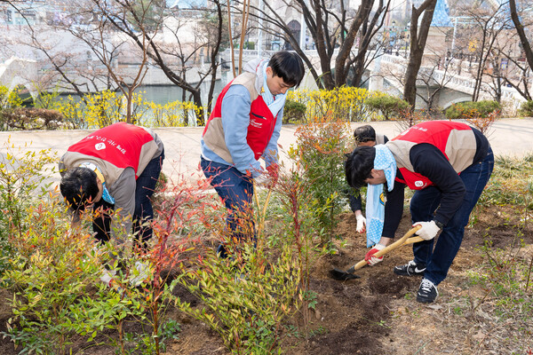 ▲롯데월드, 식목일 맞이 도심 숲 조성 캠페인 진행. ⓒ롯데월드