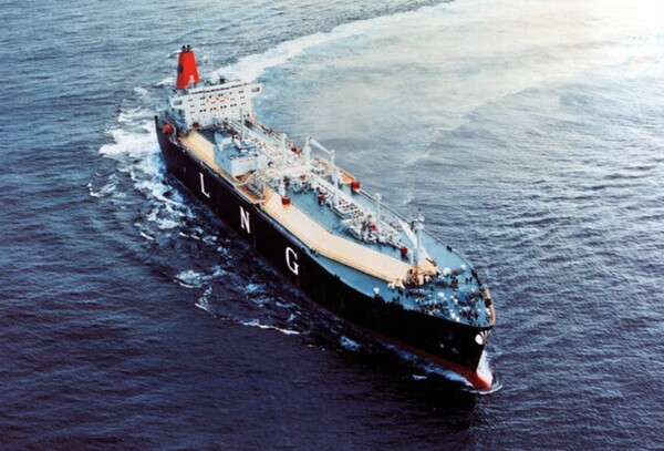 ▲지난 1995년 한화오션이 건조한 첫 번째 LNG운반선인 '한진 평택’호 운항 모습 . ⓒ한화오션