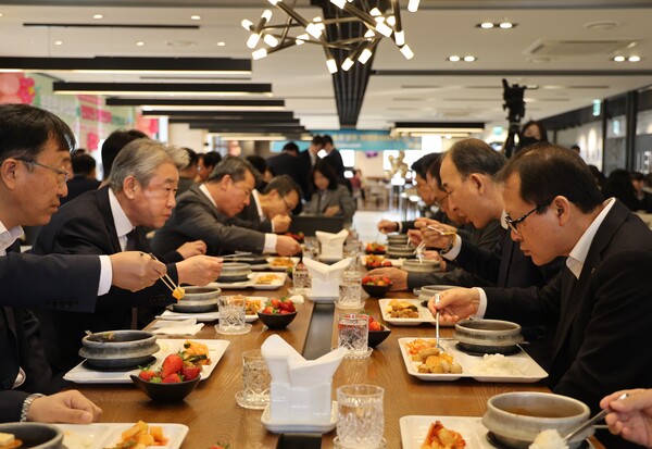 ▲강호동 농협중앙회 강호동회장(왼쪽 두 번째)이 4일 NH농협생명 본사 구내식당을 찾아 ‘아침밥 먹기 캠페인’에 참여했다. ⓒ농협중앙회