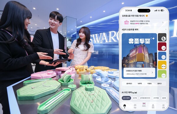 ▲사진은 LG유플러스 직원이 4월 문화 생활 혜택인 스와로브스키 주얼리 스타일링 매장을 방문해 차별화된 고객 경험 혜택을 이용하는 모습.ⓒLG유플러스