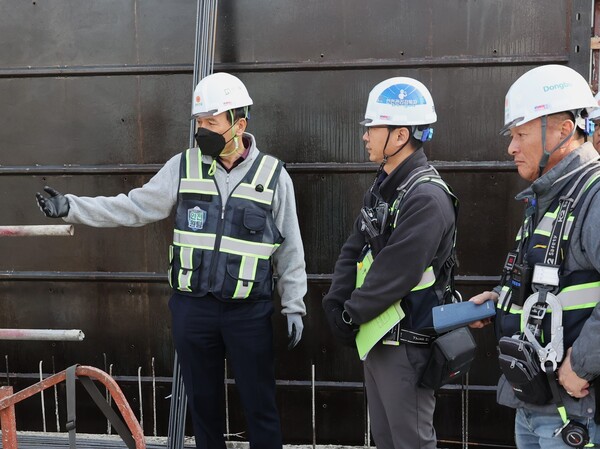 ▲동부건설 윤진오 대표(사진 왼쪽 첫번째)가 현장 안전점검을 실시하는 모습. ⓒ