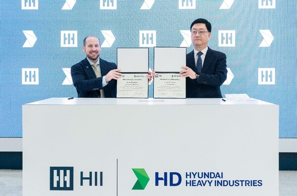 ▲HD현대와 헌팅턴 잉걸스는 현지시간 7일, 미국 워싱턴D.C.에서 열린 ‘해양항공우주 전시회(Sea Air Space 2025)’ 헌팅턴 잉걸스 전시관에서 HD현대중공업 주원호 특수선사업대표(사진 오른쪽)와 잉걸스 조선소 브라이언 블란쳇 사장이 참석한 가운데 선박 건조 생산성 향상 및 첨단 조선 기술 협력을 위한 양해각서(MOU)를 체결했다. ⓒHD현대