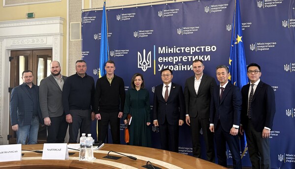 ▲명노현 LS 부회장(오른쪽 4번째)이 4월 초, 우크라이나 키이우에서 에너지부, 농업정책·식품부, 경제부 인사들과 만나 상호협력 방안을 논의했다. ⓒLS