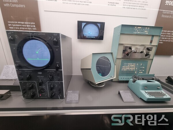 ▲(왼쪽부터) 1958년 미국 물리학자 윌리엄 히긴보덤이 당시 근무 중이던 국립 브룩헤이븐 연구소(미국 원자핵 물리학 연구소) 방문자들을 위해 개발한 게임인 ‘테니스 포 투’와 1962년 미국 메사추세츠 공과 대학 학생이었던 스티브 러셀이 친구들과 함께 개발한 최초의 컴퓨터 게임 ‘스페이스워!’ ⓒ문재호 기자