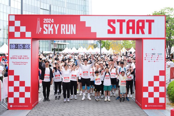 ▲롯데는 오는 19일 ‘2025 롯데 패밀리 스카이런’을 개최한다. 이번 행사에는 임직원 및 가족 2200명이 참가해 롯데월드타워 최고층인 123층까지 계단으로 오르기에 도전한다. 사진은 지난해 ‘롯데 패밀리 스카이런’ 시작 전 참가자들이 기념촬영하는 모습. ⓒ롯데