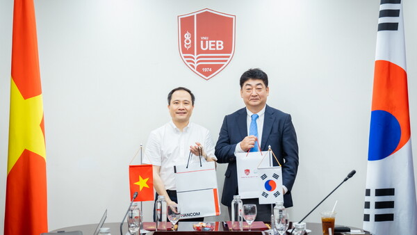 ▲(오른쪽) 진성식 한컴 최고수익책임자(CRO) (왼쪽) 르 쭝 타잉(Le Trung Thanh) 국립경제대학교 총장이 AI 기반 디지털 업무혁신에 대한 업무협약을 체결하고 기념촬영을 하고 있다. ⓒ한컴