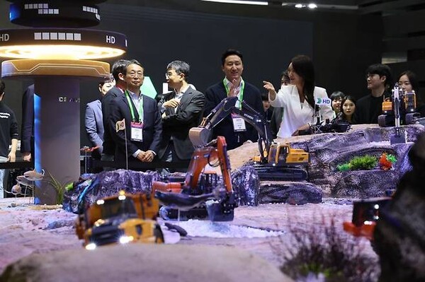 ▲정기선 수석부회장이 지난 8일 '2025 서울모빌리티쇼'가 열린 고양 킨텍스를 찾아 건설기계 업계 최초로 전시 부스를 마련한 HD현대관을 직접 둘러봤다. ⓒHD현대