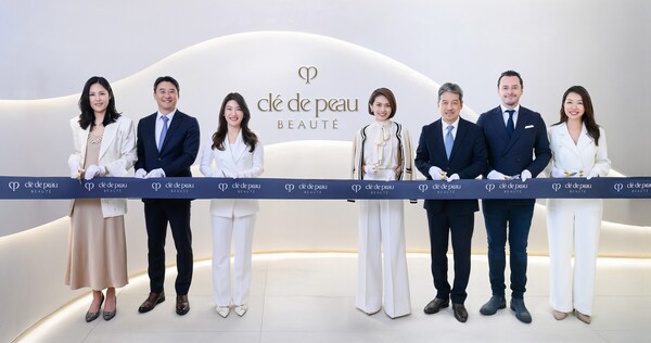 ▲서울신라호텔에서 ‘끌레드뽀 보떼 스파’ 그랜드 오프닝 행사를 가졌다. 이정호 호텔신라 호텔·레저 부문장(사진 오른쪽에서 세 번째), 니콜 탄(Nicole Tan) 시세이도 아시아 퍼시픽 대표(오른쪽에서 네 번째), 양근혜 시세이도 코리아 대표(오른쪽에서 다섯 번째) 등 관계자들이 참석한 가운데 기념 촬영을 하고있다. ⓒ신라호텔