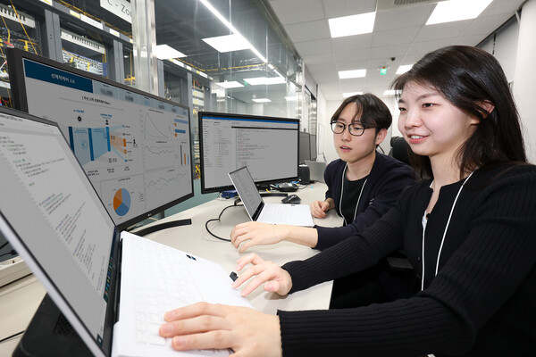 ▲KT가 AI 활용한 선제적 품질 혁신을 통해 네트워크 사항을 점검하는 모습ⓒKT