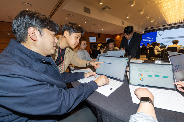 ▲사진은 행사에 참여한 TF 리더들이 AI 중심의 문제 해결을 위한 토론을 진행하고 있는 모습ⓒKT