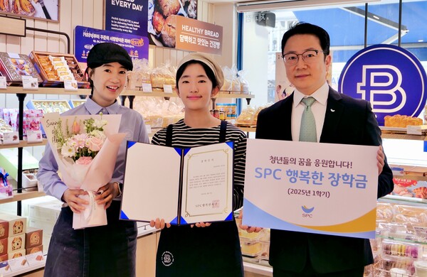▲파리바게뜨 안산라성점에서 SPC행복한장학금 장학생으로 선발된 학생(사진 가운데)이 가맹점 대표, SPC행복한재단 관계자와 함께 기념촬영을 하고 있다. ⓒSPC