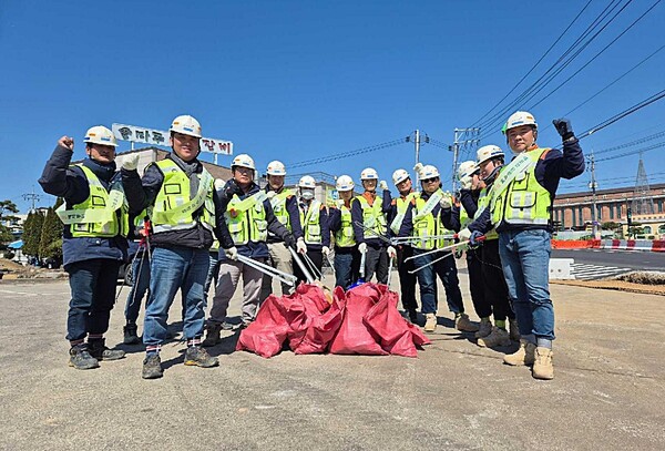 ▲그린도브 챌린지 플로깅 활동에 참여한 임직원들. ⓒ금호건설