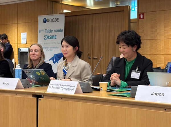 ▲지난 10일 열린 OECD D4SME 회의에 참석한 카카오 김은화 상생사업 리더와 북촌 계동길 상인회 김용조 회장(왼쪽에서 두 번째, 세 번째) ⓒ카카오