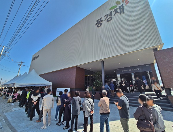 ▲11일 문을 연 ‘양주역 제일풍경채 위너스카이’ 견본주택에 입장하기 위해 방문객들이 줄을 서서 기다리고 있다. ⓒ제일건설