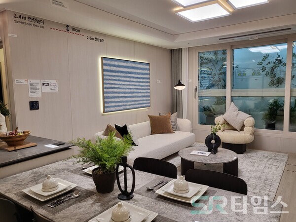 ▲천장높이를 키운 74A타입 거실 내부 전경. ⓒ최나리 기자