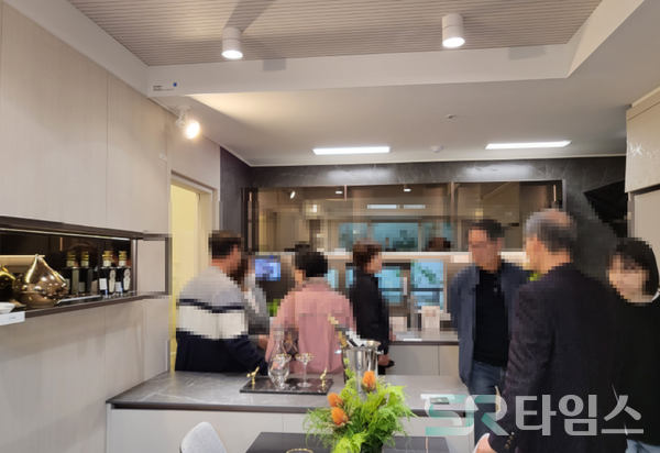 ▲방문객들이 84B타입 주방공간을 둘러보고 있다. ⓒ최나리 기자